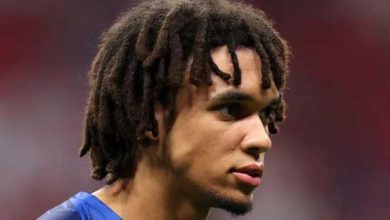 هل سيلعب أرنولد و فيرجيل فان ديك مع ليفربول ضد أستون فيلا؟